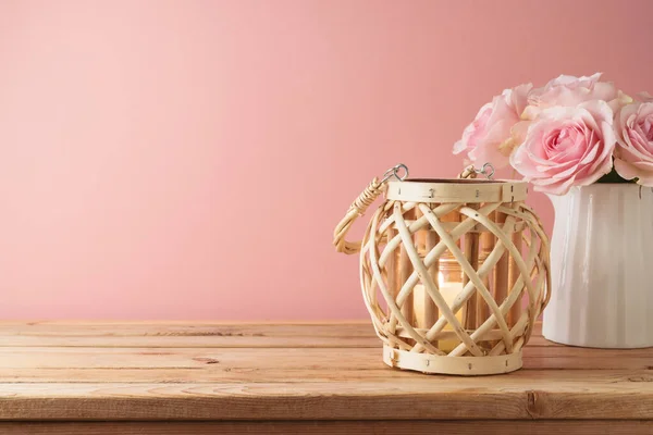 木制桌子上挂着蜡烛和玫瑰花的家庭室内装饰背景 — 图库照片