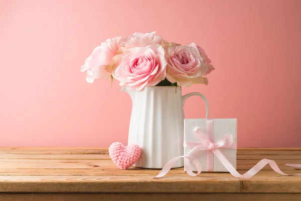 Conceito Dia Feliz Mãe Com Flores Rosa Forma Coração Caixa — Fotografia de Stock