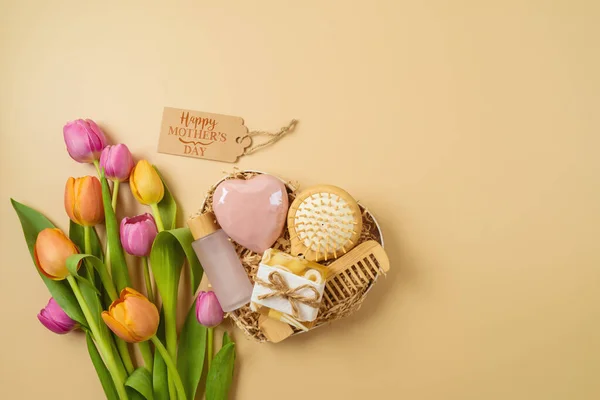母亲节心形礼品盒 配有环保家居自理产品和米色背景郁金香花 从上方俯瞰 — 图库照片