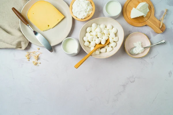 Süt Ürünleri Arka Planı Taş Masanın Üstünde Süt Peynir Süzme — Stok fotoğraf