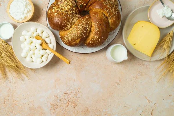 犹太假日Shavuot概念与Challah面包 牛奶和奶酪在石桌背景 从上方俯瞰 — 图库照片