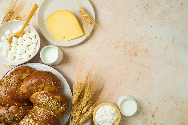 유대인 Shavuot 개념은 치즈와 테이블 배경에 위에서 위에서 — 스톡 사진