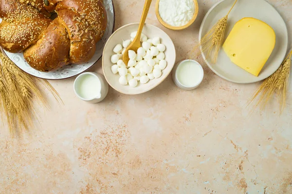 犹太人假日Shavuot的背景背景与Challah面包 牛奶和奶酪在石桌上 从上方俯瞰 — 图库照片