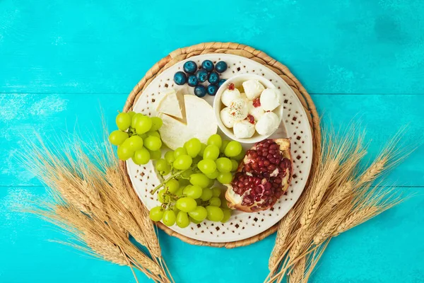 Jüdischer Feiertag Shavuot Festliche Tischdekoration Mit Käse Früchten Und Weizenähren — Stockfoto