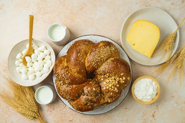 犹太假日Shavuot概念与Challah面包 牛奶和奶酪在石桌背景 从上方俯瞰 — 图库照片