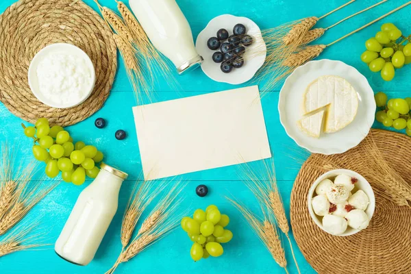 Jüdische Feiertagsgrußkarte Shavuot Mit Käse Milchflasche Und Weizenähren Auf Blauem — Stockfoto