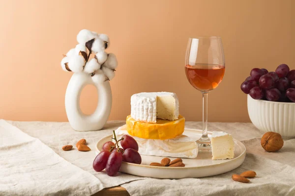 Peynirli Üzümlü Fıstıklı Şarap Kadehli Bir Hayat — Stok fotoğraf