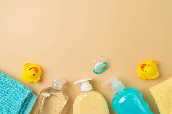 Gesundheitsprodukte Für Kinder Auf Modernem Hintergrund Babyshampoo Seife Entenspielzeug Und — Stockfoto