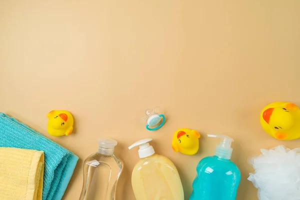 Baby Gezondheidszorg Producten Moderne Achtergrond Babyshampoo Olie Zeep Eendenspeelgoed Handdoek — Stockfoto