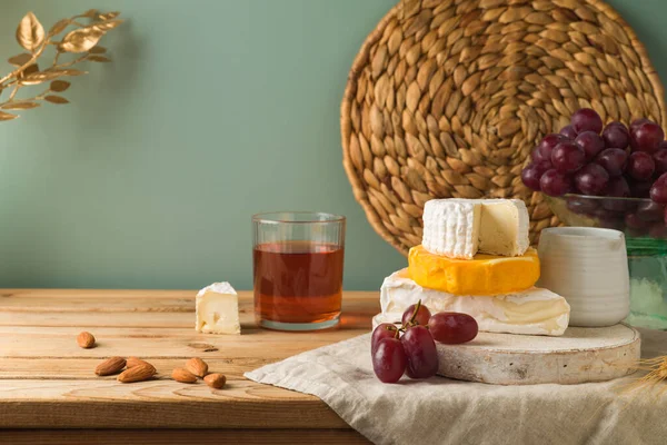 Τυρί Σταφύλια Ξηροί Καρποί Και Κρασί Ξύλινο Τραπέζι — Φωτογραφία Αρχείου