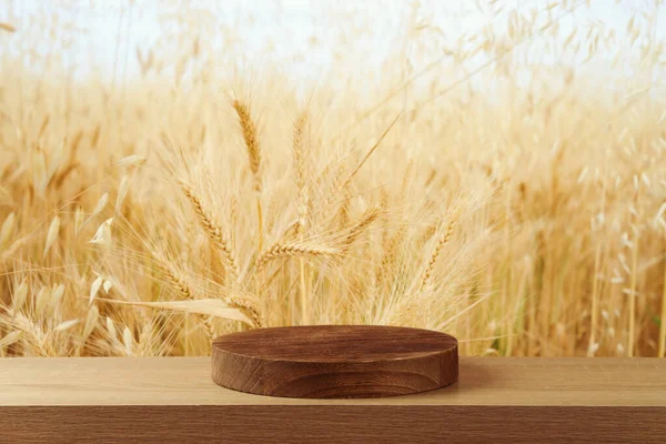 Leeres Holzpodest Auf Einem Tisch Über Dem Hintergrund Eines Weizenfeldes — Stockfoto