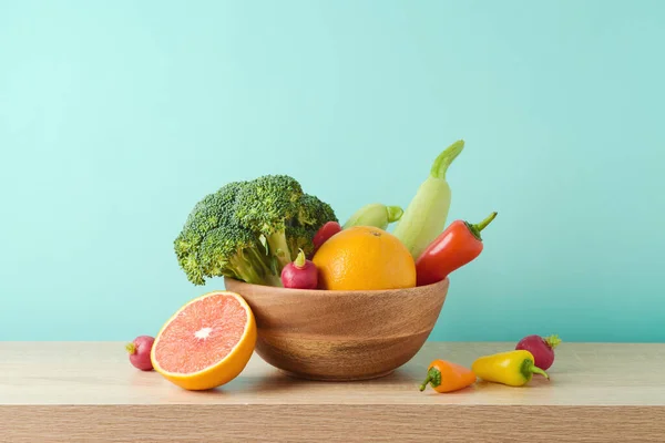 夏の食事健康的なライフスタイルのコンセプト 青い背景の上に木製のテーブルの上に生の野菜や果物 — ストック写真