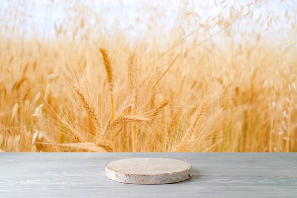 Leeres Holzpodest Auf Weißem Tisch Über Weizenfeld Hintergrund Jüdischer Feiertag — Stockfoto