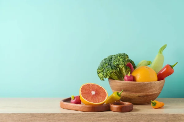 Nyári Étrend Egészséges Életmód Koncepció Nyers Zöldségek Gyümölcsök Asztalon Kék — Stock Fotó