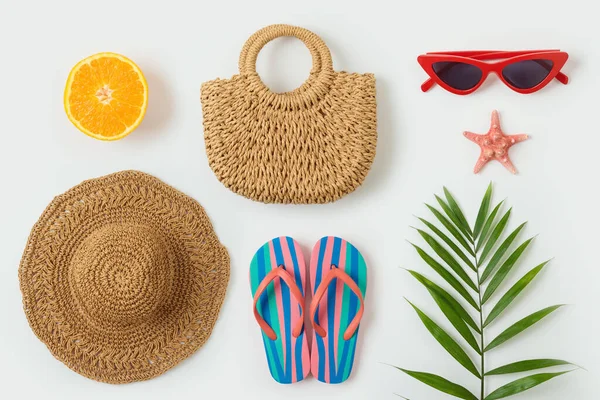 Summer Vacation Objects Fashion Bag Beach Hat Flip Flops Plam — Stock Photo, Image