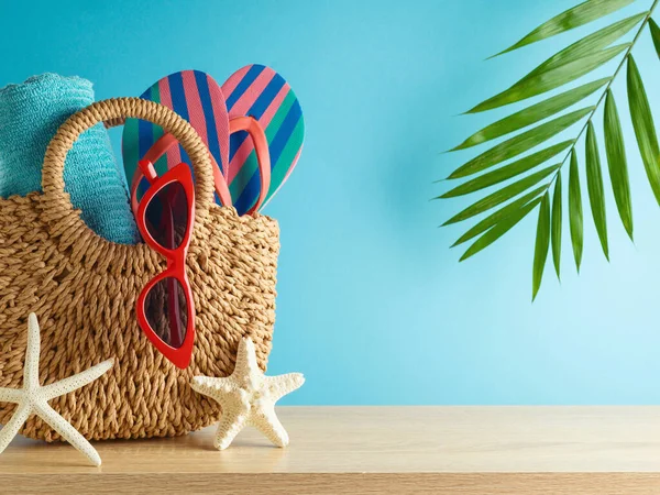 Sommerurlaub Hintergrund Mit Strohtasche Strand Accessoires Und Palmenblättern Auf Holztisch — Stockfoto