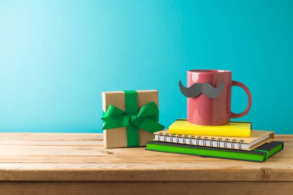 Happy Vatertagskonzept Mit Bunter Kaffeetasse Schnurrbart Notizbuch Und Geschenkbox Auf — Stockfoto