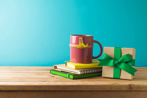 Концепция Дня Счастливого Отца Цветной Чашкой Кофе Мусташкой Блокнотом Подарочной — стоковое фото