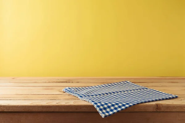 ブラジルフェスタJunina夏の収穫祭のコンセプト 黄色の背景にテーブルクロスと空の木製のテーブル デザインと製品表示のためのモックアップ — ストック写真