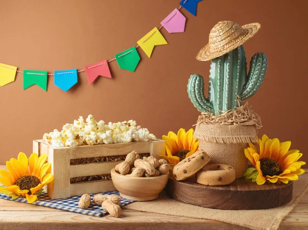 Festa Junina Sfondo Festa Con Popcorn Arachidi Cactus Decorazione Tavolo — Foto Stock