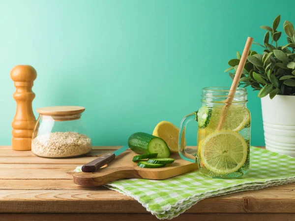 Infundiertes Wasser Mit Zitrone Und Gurke Auf Holztisch Detox Ernährung — Stockfoto