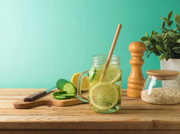 在木制桌子上倒入柠檬和黄瓜 健康饮食或减肥概念背景 — 图库照片