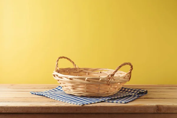 ブラジルフェスタJunina夏の収穫祭のコンセプト 黄色の背景に木製のテーブルクロスと空のバスケット デザインと製品表示のためのモックアップ — ストック写真