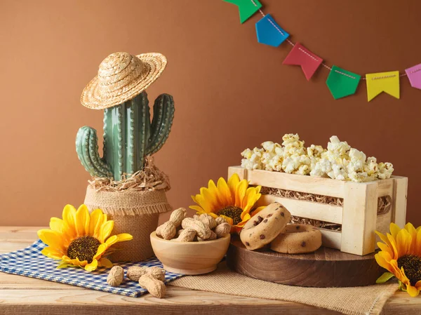 Festa Junina Feestachtergrond Met Popcorn Pinda Cactus Decoratie Houten Tafel — Stockfoto