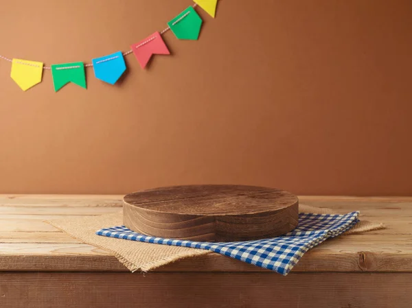 巴西嘉年华朱尼娜夏季收获节的概念 空荡荡的木制讲台 桌布铺在墙背的桌子上 用于设计和产品展示的模型 — 图库照片