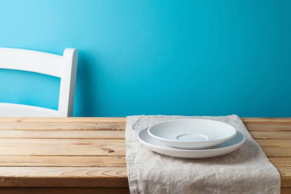 Placas Blancas Sobre Mesa Con Mantel Sobre Fondo Azul Kitchen —  Fotos de Stock