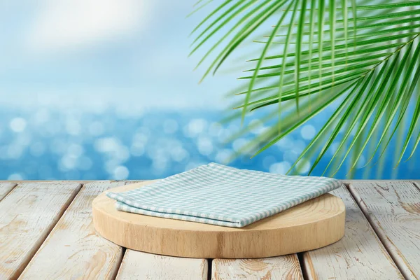 熱帯のビーチのボケを背景にテーブルクロスと空の木製の表彰台 デザインと製品表示のための夏のモックアップ — ストック写真