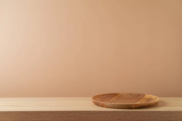現代の背景にテーブルの上に空の木製のプレート デザインや製品表示のためのキッチンモックアップ — ストック写真