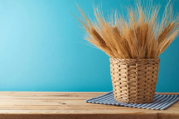 蓝底木制桌子上有麦穗的篮子 犹太人假日Shavuot装饰概念 — 图库照片