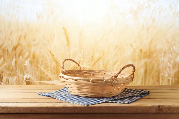 Buğday Tarlası Arka Planında Masa Örtüsü Olan Boş Ahşap Sepet — Stok fotoğraf