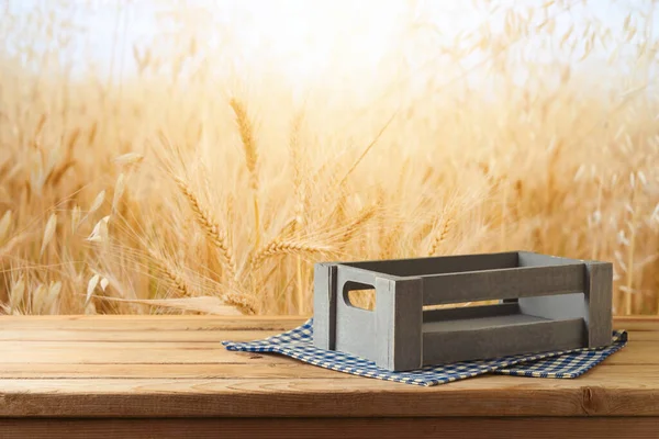 小麦畑の背景にテーブルクロス付きのテーブルの上に空の木製の箱 ユダヤ人の休日Shavuotモックアップ デザインと製品の表示 — ストック写真