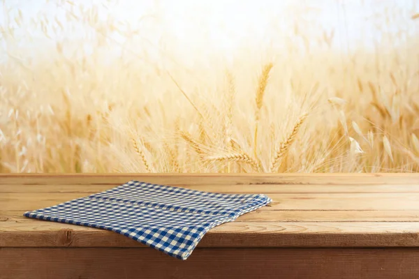 Buğday Tarlasının Üzerinde Masa Örtüsü Olan Boş Ahşap Masa Bulanık — Stok fotoğraf