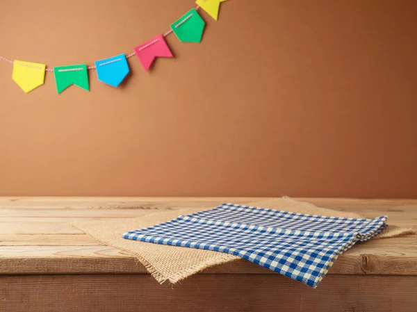 巴西嘉年华朱尼娜夏季收获节的概念 空荡荡的木制桌子 桌布盖在墙背上 用于设计和产品展示的模型 — 图库照片