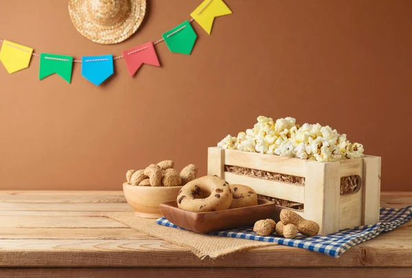 Festa Junina Festa Fundo Com Pipoca Amendoins Decoração Mesa Madeira — Fotografia de Stock
