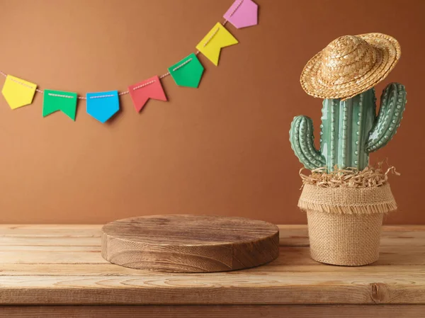 木製のテーブルの上に空の表彰台 サボテンやわら帽子の装飾とフェスタJuninaパーティーの背景 ブラジルの夏の収穫祭のコンセプト — ストック写真