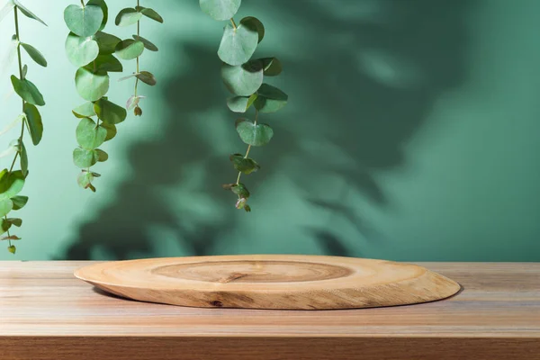 Holzbalken Auf Dem Tisch Mit Eukalyptusblättern Und Schatten Über Grünem — Stockfoto