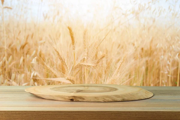 Leere Brettschichtholzstämme Auf Dem Tisch Über Dem Hintergrund Eines Weizenfeldes — Stockfoto