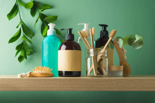 Naturkosmetikflaschen Mit Etiketten Und Bambuszahnbürste Für Mock Verpackungsdesign Auf Holzregal — Stockfoto