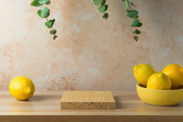 ユーカリの葉やレモンと現代の背景に木製のテーブルの上に空の石の表彰台 デザインや製品表示のためのキッチンモックアップ — ストック写真