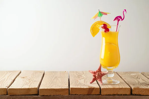 夏天新鲜的鸡尾酒放在白色墙壁背景的木板上 假期的概念 — 图库照片