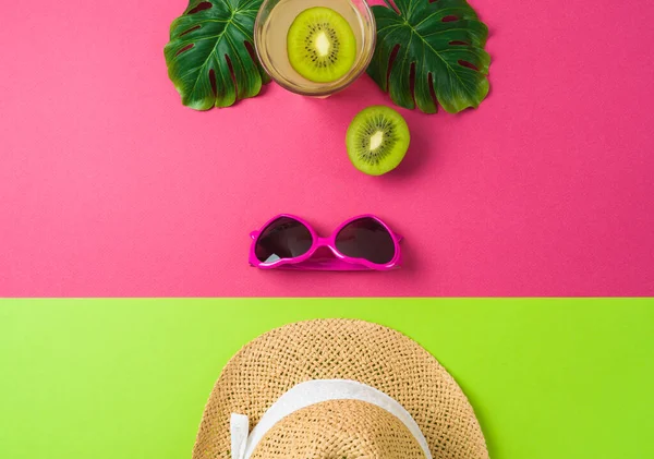 Καλοκαιρινές Διακοπές Έννοια Καπέλο Παραλία Ακτινίδια Φρούτα Και Τροπικά Φύλλα — Φωτογραφία Αρχείου
