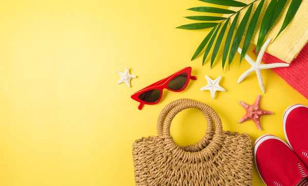 Sommerurlaub Hintergrund Mit Strohhut Tasche Und Strand Accessoires Draufsicht Von — Stockfoto