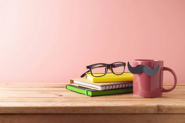 父亲节快乐的概念在流行的色彩 粉色背景下木制桌子上的咖啡杯 小胡子和笔记本 — 图库照片