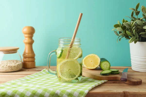 木製のテーブルの上にレモンとキュウリで水を注入 デトックス 健康的な食事や減量の概念の背景 — ストック写真
