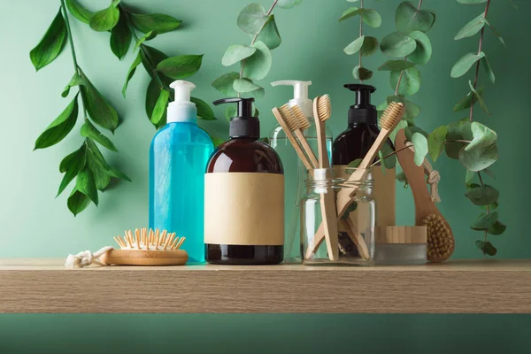 Naturkosmetikflaschen Mit Etiketten Und Bambuszahnbürste Für Mock Verpackungsdesign Auf Holzregal — Stockfoto