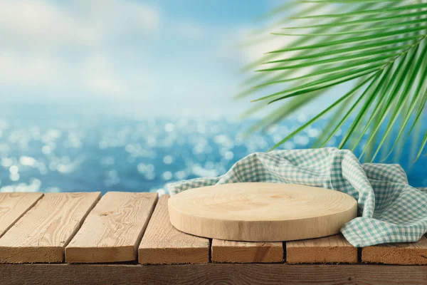 Leeres Holzpodest Mit Tischdecke Auf Tisch Über Tropischem Strand Bokeh — Stockfoto